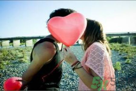 男人劈腿的表現(xiàn)有哪些？怎么判斷一個(gè)男人是否劈腿？