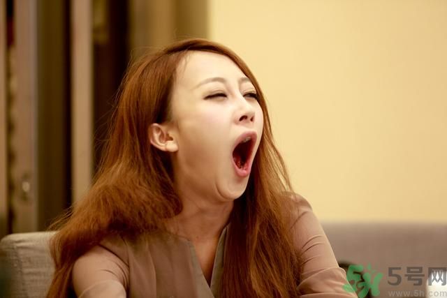 19歲女睡神走哪睡哪竟是??？什么是發(fā)作性睡??？