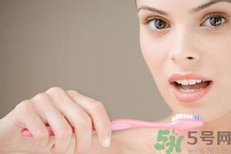 牙齒發(fā)黃怎么辦？牙齒怎么變白？