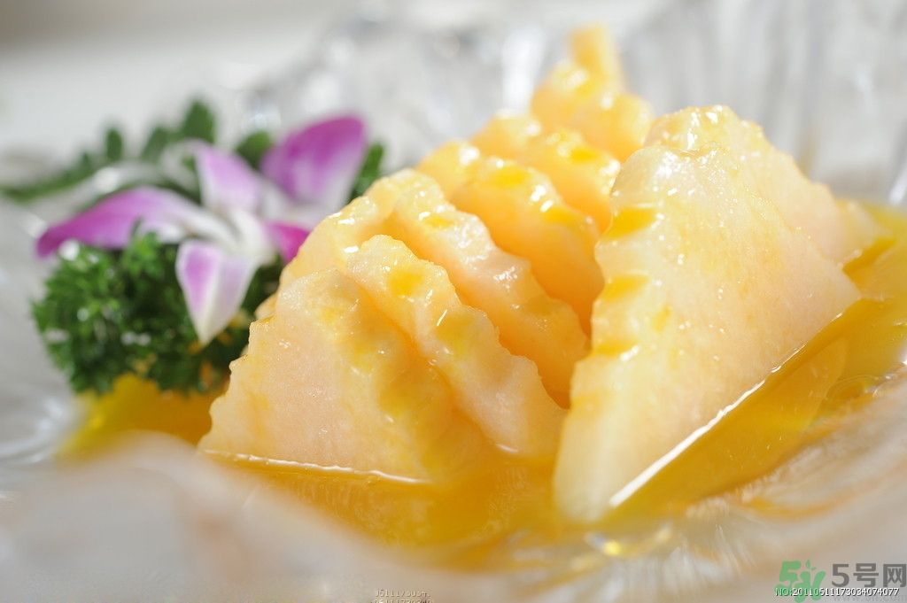 菠蘿發(fā)黑能吃嗎？菠蘿為什么要用鹽水泡？