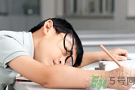 睡覺(jué)流口水是什么原因？睡覺(jué)流口水怎么辦？