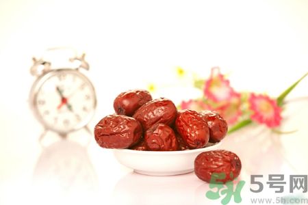 紅棗不能和什么一起吃？紅棗泡水喝會上火嗎？