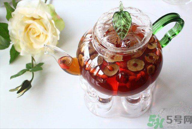 紅棗不能和什么一起吃？紅棗泡水喝會(huì)上火嗎？