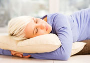 枕頭高好還是低好？睡覺不枕枕頭好不好？