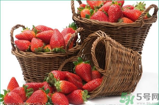 草莓汁弄到衣服上了怎么洗？怎么洗掉草莓汁？