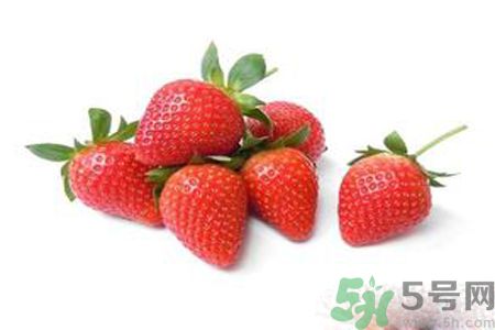 草莓汁弄到衣服上了怎么洗？怎么洗掉草莓汁？