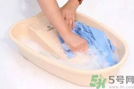 草莓汁弄到衣服上了怎么洗？怎么洗掉草莓汁？