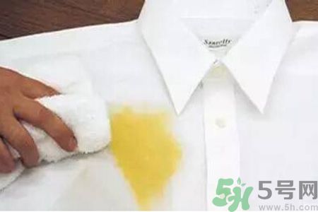 草莓汁弄到衣服上了怎么洗？怎么洗掉草莓汁？