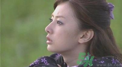 ?17歲女生有喉結(jié)正常嗎？17歲女生喉結(jié)突出怎么辦？