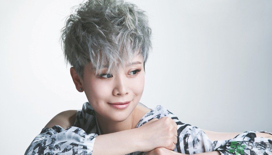 年輕人長白頭發(fā)怎么辦？年輕人長白頭發(fā)是什么原因？