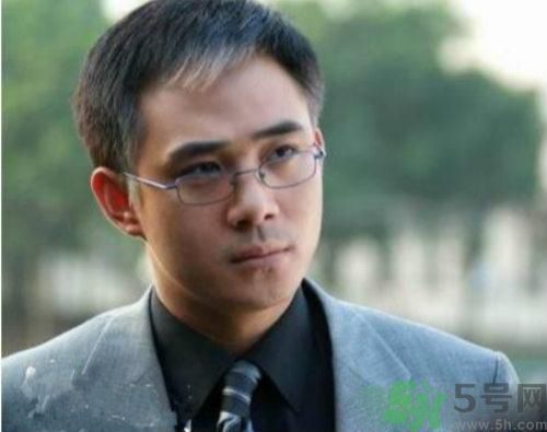 年輕人長白頭發(fā)怎么辦？年輕人長白頭發(fā)是什么原因？