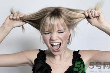 年輕人長白頭發(fā)怎么辦？年輕人長白頭發(fā)是什么原因？