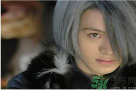 年輕人長白頭發(fā)怎么辦？年輕人長白頭發(fā)是什么原因？