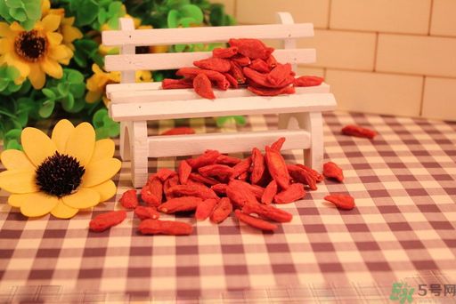 枸杞干吃好還是泡水好？枸杞怎么吃效果最好？