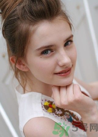 臉上長斑的原因是什么？長斑要注意什么？