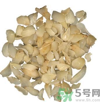 孕婦能吃百合,百合雖能補(bǔ)氣，亦傷肺氣，不宜多服。 另百合風(fēng)寒咳嗽、虛寒出血、脾胃不佳者忌食 百合味甘，性微寒。歸心、肺經(jīng)。 百合鮮品含黏液質(zhì)，具有潤(rùn)燥清熱作用，中醫(yī)用之治療肺燥或肺熱咳嗽等癥常能奏效。 功能主治 　　養(yǎng)陰潤(rùn)肺，清心安神。用于陰虛久咳，痰中帶血，虛煩驚悸，失眠多夢(mèng)，精神恍惚。 　　具有養(yǎng)陰潤(rùn)肺止咳功效，用于肺陰虛的燥熱咳嗽，痰中帶血，如百花膏。治肺虛久咳，勞嗽咯血，如百合固金湯。 　　具有清心安神功效，用于熱病余熱未清，虛煩驚悸，失眠多夢(mèng)等。藥用時(shí)煎服，10～30g。清心宜生用，潤(rùn)肺蜜炙用。 養(yǎng)陰清熱，滋補(bǔ)精血。 孕婦吃百合有什么好處 百合的營(yíng)養(yǎng)非常豐富，孕期吃點(diǎn)百合對(duì)胎兒有很大的幫助，百合別名蒜腦薯，其根如大蒜，味如山薯，既是甜美的食品，也是有益的藥物。孕婦吃百合能補(bǔ)充維生素B1、B2、鈣、磷、鉀等營(yíng)養(yǎng)成分。百合性平味甘，還能補(bǔ)中益氣，養(yǎng)陰潤(rùn)肺，止咳平喘，利大小便。 1、潤(rùn)肺止咳、清心安神，可用于肺癆咯血、肺虛久咳、虛煩驚悸、失眠及熱病后余熱未清、心煩口渴等癥。 2、美容功效，百合富含鉀，有利于加強(qiáng)肌肉興奮度，促使代謝功能協(xié)調(diào)，使皮膚富有彈性，減少皺紋。尤其適宜工作壓力大的人群。對(duì)面部扁平疣、痤瘡、雀斑、皮膚干燥等總是都有一定療效。常食可使肌膚潤(rùn)澤，皮膚白嫩，減少皺紋，延緩衰老。 3、百合還含有一種水解秋水仙堿，有滋養(yǎng)安神作用。 4、百合是一味滋補(bǔ)妙晶，補(bǔ)益而兼清潤(rùn)，最適宜于內(nèi)有虛火之虛弱癥者。 5、能保護(hù)血管、降低血漿膽固醇，有效預(yù)防高血壓，降低血糖。 6、食用百合能增進(jìn)大腸功能，促進(jìn)排便通暢。 7、百合含有的多種生物堿還能抑制癌細(xì)胞繁殖，有抗癌作用。 孕婦吃百合的注意事項(xiàng) 百合富含蛋白質(zhì)、糖、磷、鐵以及多種微量元素，孕婦吃百合不僅能補(bǔ)充身體所需的能量微量元素，還可以開胃、安神，有助于增強(qiáng)體質(zhì)的作用。但這并不意味百合對(duì)孕婦都是安全的，孕婦在食用的時(shí)候也有需要注意的地方哦。 1、風(fēng)寒咳嗽、虛寒出血、脾胃不佳者忌食百合 從對(duì)鼠類、犬類的實(shí)驗(yàn)中發(fā)現(xiàn)長(zhǎng)時(shí)間大劑量食用會(huì)導(dǎo)致肺、腎的損壞及對(duì)白細(xì)胞、野生百合全株血小板的影響，即使是食用百合也有一定毒性，建議使用前向醫(yī)師咨詢。直接接觸生的球莖可能會(huì)引起皮膚瘙癢，吞噬生的球莖可能會(huì)引起嘔吐、拉肚子等癥狀。 2、對(duì)百合過(guò)敏的人不宜吃百合 百合有可能成為過(guò)敏原的，如果是對(duì)百合過(guò)敏的話，食用百合就可能造成皮膚紅腫、經(jīng)常性腹瀉、消化不良、頭痛、咽喉疼痛、哮喘等過(guò)敏癥狀了，所以此類人群也要避免食用百合。 3、不宜多吃 百合作為一種保健食品同時(shí)也是一種良好的藥材。是藥三分毒，長(zhǎng)期食用對(duì)身體會(huì)有較大的傷害，如產(chǎn)生對(duì)此藥物的依賴性。所以孕婦不宜多吃。 4、選擇新鮮優(yōu)質(zhì)的百合 新鮮的食材做出的菜肴風(fēng)味好，營(yíng)養(yǎng)價(jià)值高，所以很多人都喜歡吃。購(gòu)買新鮮的百合時(shí)應(yīng)挑選個(gè)大的、顏色白、瓣勻、肉質(zhì)厚、底部凹處泥土少的。如果百合顏色發(fā)黃、凹處泥土濕潤(rùn)，可能已經(jīng)爛心，此時(shí)就不宜食用了。如果是購(gòu)買干百合的話，則是已干燥、無(wú)雜質(zhì)、肉厚且晶瑩剔透為佳。 5、不宜直接碰觸新鮮百合 百合具有一定毒性，直接接觸生的球莖可能會(huì)引起皮膚瘙癢，吞噬生的球莖可能會(huì)引起嘔吐、拉肚子等癥狀。 6、烹調(diào)方式健康 孕期飲食不宜過(guò)重口味，孕婦吃百合的時(shí)候應(yīng)盡量避免高油高溫過(guò)久的方式，以免上火、消化不良不舒服。