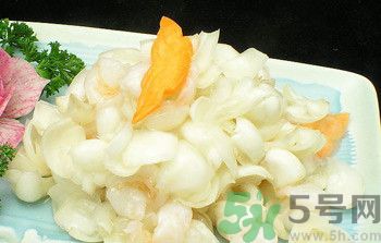 孕婦能吃百合,百合雖能補(bǔ)氣，亦傷肺氣，不宜多服。 另百合風(fēng)寒咳嗽、虛寒出血、脾胃不佳者忌食 百合味甘，性微寒。歸心、肺經(jīng)。 百合鮮品含黏液質(zhì)，具有潤(rùn)燥清熱作用，中醫(yī)用之治療肺燥或肺熱咳嗽等癥常能奏效。 功能主治 　　養(yǎng)陰潤(rùn)肺，清心安神。用于陰虛久咳，痰中帶血，虛煩驚悸，失眠多夢(mèng)，精神恍惚。 　　具有養(yǎng)陰潤(rùn)肺止咳功效，用于肺陰虛的燥熱咳嗽，痰中帶血，如百花膏。治肺虛久咳，勞嗽咯血，如百合固金湯。 　　具有清心安神功效，用于熱病余熱未清，虛煩驚悸，失眠多夢(mèng)等。藥用時(shí)煎服，10～30g。清心宜生用，潤(rùn)肺蜜炙用。 養(yǎng)陰清熱，滋補(bǔ)精血。 孕婦吃百合有什么好處 百合的營(yíng)養(yǎng)非常豐富，孕期吃點(diǎn)百合對(duì)胎兒有很大的幫助，百合別名蒜腦薯，其根如大蒜，味如山薯，既是甜美的食品，也是有益的藥物。孕婦吃百合能補(bǔ)充維生素B1、B2、鈣、磷、鉀等營(yíng)養(yǎng)成分。百合性平味甘，還能補(bǔ)中益氣，養(yǎng)陰潤(rùn)肺，止咳平喘，利大小便。 1、潤(rùn)肺止咳、清心安神，可用于肺癆咯血、肺虛久咳、虛煩驚悸、失眠及熱病后余熱未清、心煩口渴等癥。 2、美容功效，百合富含鉀，有利于加強(qiáng)肌肉興奮度，促使代謝功能協(xié)調(diào)，使皮膚富有彈性，減少皺紋。尤其適宜工作壓力大的人群。對(duì)面部扁平疣、痤瘡、雀斑、皮膚干燥等總是都有一定療效。常食可使肌膚潤(rùn)澤，皮膚白嫩，減少皺紋，延緩衰老。 3、百合還含有一種水解秋水仙堿，有滋養(yǎng)安神作用。 4、百合是一味滋補(bǔ)妙晶，補(bǔ)益而兼清潤(rùn)，最適宜于內(nèi)有虛火之虛弱癥者。 5、能保護(hù)血管、降低血漿膽固醇，有效預(yù)防高血壓，降低血糖。 6、食用百合能增進(jìn)大腸功能，促進(jìn)排便通暢。 7、百合含有的多種生物堿還能抑制癌細(xì)胞繁殖，有抗癌作用。 孕婦吃百合的注意事項(xiàng) 百合富含蛋白質(zhì)、糖、磷、鐵以及多種微量元素，孕婦吃百合不僅能補(bǔ)充身體所需的能量微量元素，還可以開胃、安神，有助于增強(qiáng)體質(zhì)的作用。但這并不意味百合對(duì)孕婦都是安全的，孕婦在食用的時(shí)候也有需要注意的地方哦。 1、風(fēng)寒咳嗽、虛寒出血、脾胃不佳者忌食百合 從對(duì)鼠類、犬類的實(shí)驗(yàn)中發(fā)現(xiàn)長(zhǎng)時(shí)間大劑量食用會(huì)導(dǎo)致肺、腎的損壞及對(duì)白細(xì)胞、野生百合全株血小板的影響，即使是食用百合也有一定毒性，建議使用前向醫(yī)師咨詢。直接接觸生的球莖可能會(huì)引起皮膚瘙癢，吞噬生的球莖可能會(huì)引起嘔吐、拉肚子等癥狀。 2、對(duì)百合過(guò)敏的人不宜吃百合 百合有可能成為過(guò)敏原的，如果是對(duì)百合過(guò)敏的話，食用百合就可能造成皮膚紅腫、經(jīng)常性腹瀉、消化不良、頭痛、咽喉疼痛、哮喘等過(guò)敏癥狀了，所以此類人群也要避免食用百合。 3、不宜多吃 百合作為一種保健食品同時(shí)也是一種良好的藥材。是藥三分毒，長(zhǎng)期食用對(duì)身體會(huì)有較大的傷害，如產(chǎn)生對(duì)此藥物的依賴性。所以孕婦不宜多吃。 4、選擇新鮮優(yōu)質(zhì)的百合 新鮮的食材做出的菜肴風(fēng)味好，營(yíng)養(yǎng)價(jià)值高，所以很多人都喜歡吃。購(gòu)買新鮮的百合時(shí)應(yīng)挑選個(gè)大的、顏色白、瓣勻、肉質(zhì)厚、底部凹處泥土少的。如果百合顏色發(fā)黃、凹處泥土濕潤(rùn)，可能已經(jīng)爛心，此時(shí)就不宜食用了。如果是購(gòu)買干百合的話，則是已干燥、無(wú)雜質(zhì)、肉厚且晶瑩剔透為佳。 5、不宜直接碰觸新鮮百合 百合具有一定毒性，直接接觸生的球莖可能會(huì)引起皮膚瘙癢，吞噬生的球莖可能會(huì)引起嘔吐、拉肚子等癥狀。 6、烹調(diào)方式健康 孕期飲食不宜過(guò)重口味，孕婦吃百合的時(shí)候應(yīng)盡量避免高油高溫過(guò)久的方式，以免上火、消化不良不舒服。