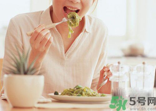 胃潰瘍吃什么食物好？調(diào)理胃潰瘍的方法有哪些？