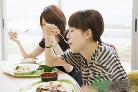 胃潰瘍吃什么食物好？調(diào)理胃潰瘍的方法有哪些？