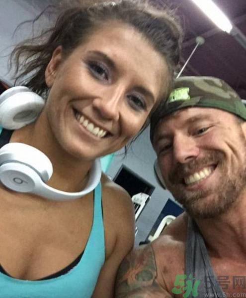 美國一母親虐待女兒致死后 找人P圖合照好嗎？