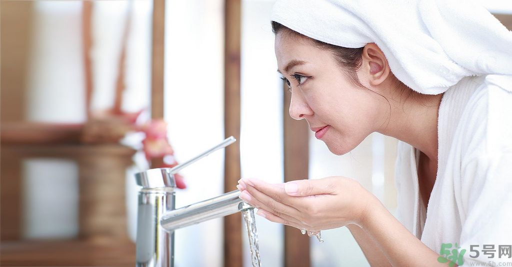 臉上有痘痘早晚上怎么洗臉最好？