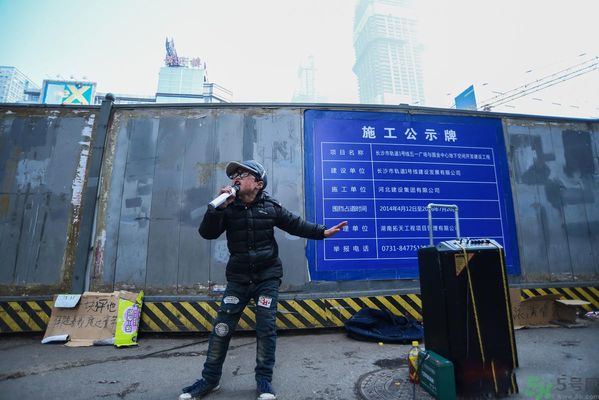 9歲賣唱男孩撐起一個家 父母怎樣教育孩子？