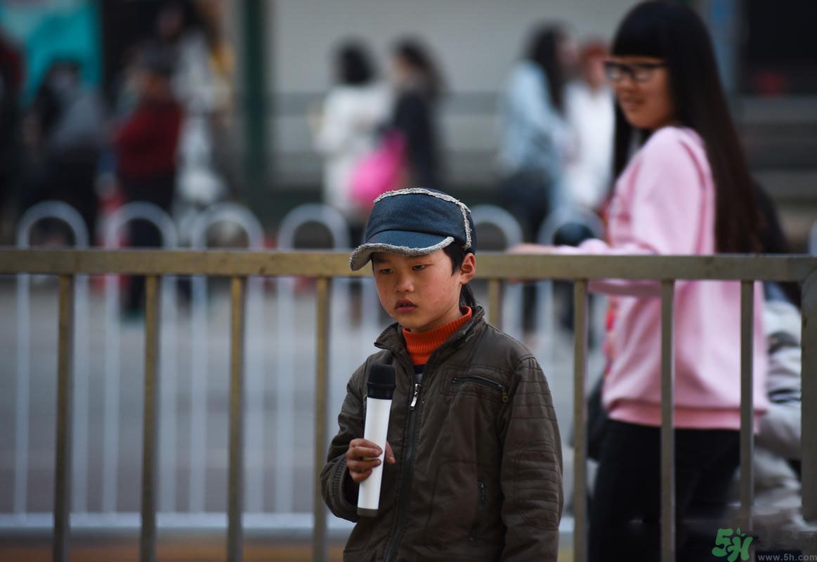 9歲賣唱男孩撐起一個家 父母怎樣教育孩子？