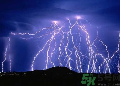 一家人掃墓遭雷擊是怎么回事？出行怎樣避雷？