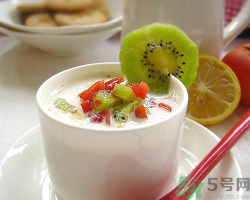 香蕉和牛奶可以一起吃嗎？牛奶可以和什么水果一起吃？