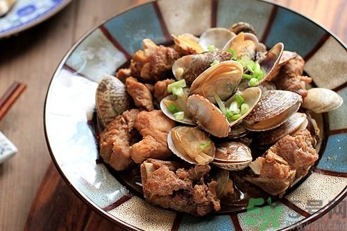 蛤蜊放冰箱還能吃嗎？蛤蜊凍死的能吃嗎？