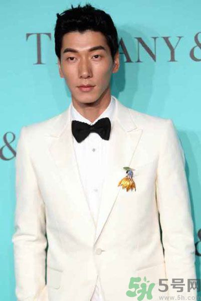 張亮麻辣燙里吃出銹刀片 張亮麻辣燙是張亮開的嗎？