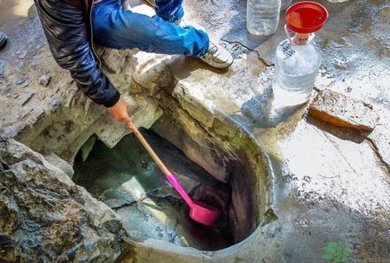 市民翻山排隊(duì)取靈水是怎么回事？靈水在哪里？