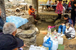 翻山排隊取靈水 靈水真的能治病嗎? 翻山排隊取靈水 靈水真的能治病嗎?