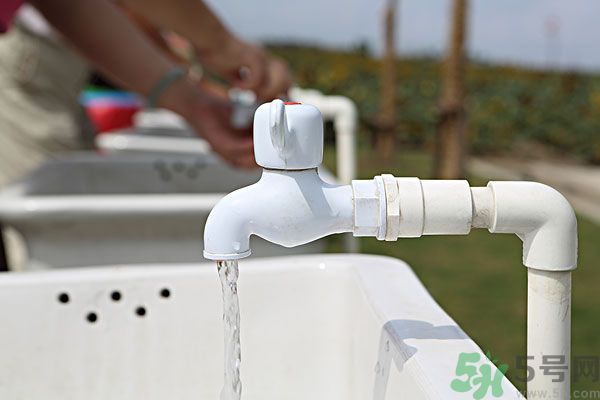 喝桶裝水好還是自來(lái)水燒開(kāi)好 喝桶裝水好還是自來(lái)水燒開(kāi)好