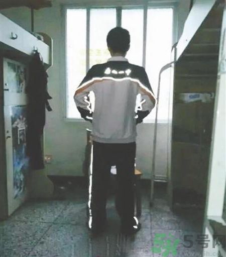 校服帶反光標(biāo)志防早戀是怎么回事？校服為什么要帶反光標(biāo)志？
