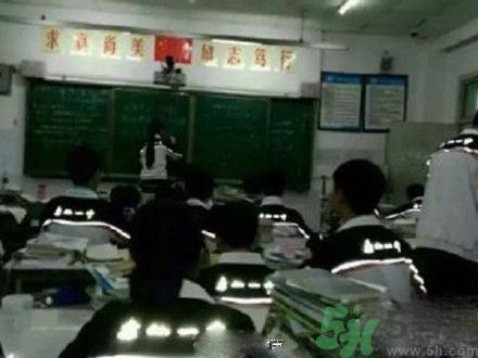 校服帶反光標(biāo)志防早戀是怎么回事？校服為什么要帶反光標(biāo)志？