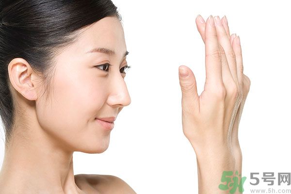 臉出油怎么辦？臉上很油怎么辦？