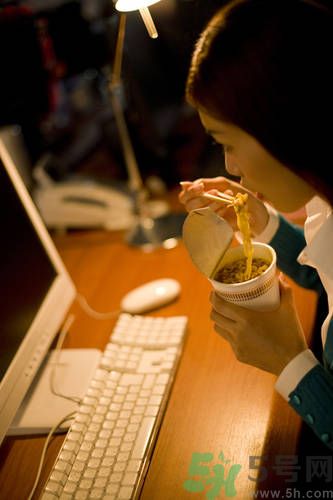 晚上12點吃東西好嗎？晚上12點吃東西會胖嗎？