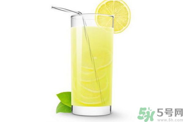 每天喝檸檬水能美白嗎？每天喝檸檬水好不好？