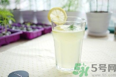 每天喝檸檬水能美白嗎？每天喝檸檬水好不好？