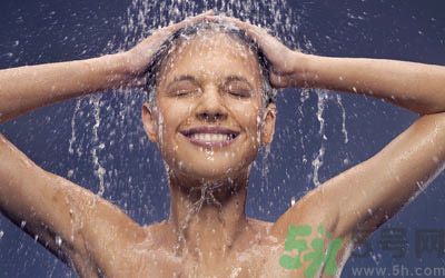 早上和晚上哪個時候洗澡更健康？什么時候可以洗澡？