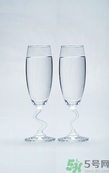 早上起床喝白開水好嗎？喝白開水好還是茶水好？