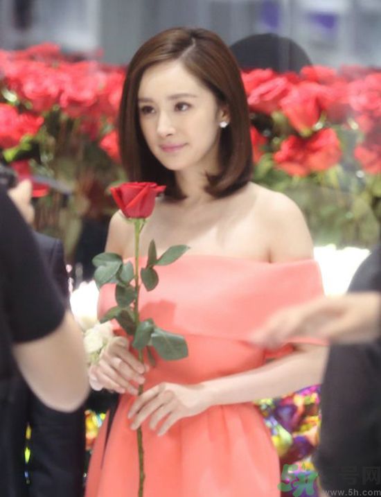 一字肩衣服適合什么人？一字肩衣服怎么穿？