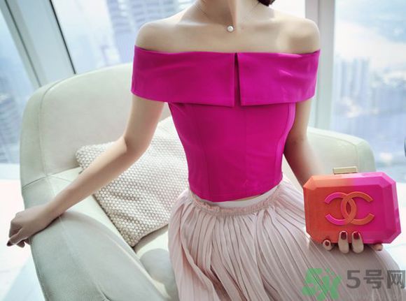 一字肩衣服適合什么人？一字肩衣服怎么穿？