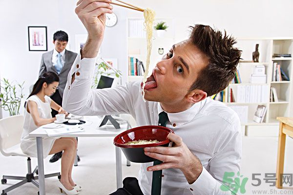 滿漢宴方便面煮著吃泡著吃哪個好？