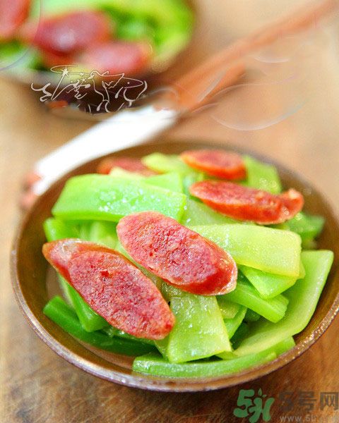 西藍(lán)花炒臘腸怎么做？西藍(lán)花炒臘腸好吃嗎？