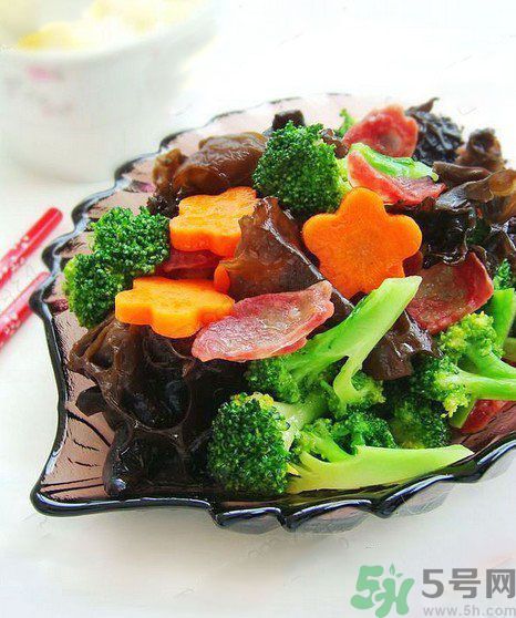 西藍(lán)花炒臘腸怎么做？西藍(lán)花炒臘腸好吃嗎？