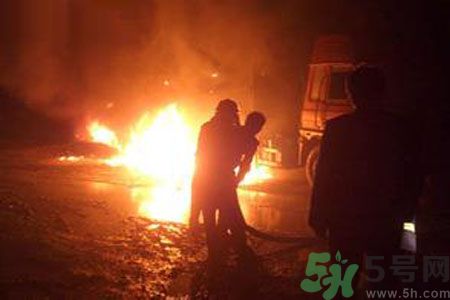 加油過(guò)滿汽車起火是怎么回事？汽車加油要注意什么？