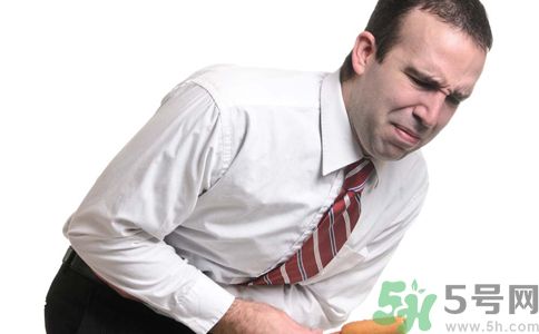打嗝打不出來胸悶是怎么回事？打嗝打不出來胸悶怎么辦？