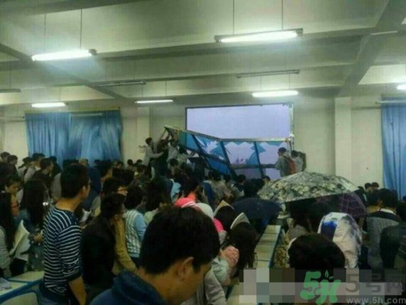 哪個學(xué)校學(xué)校窗戶突然倒塌？男生拼命護(hù)住女生 ！